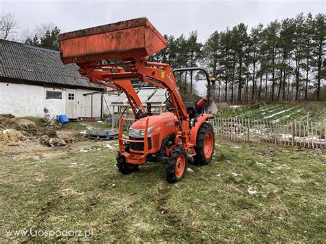 Ciągnik Kubota L2 pracujący z ładowaczem czołowym