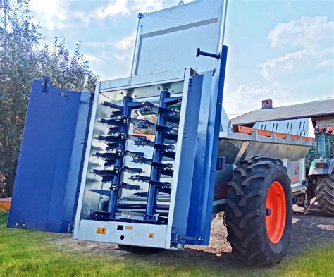zdjęcie rozrzutnika Warpol Agro w akcji