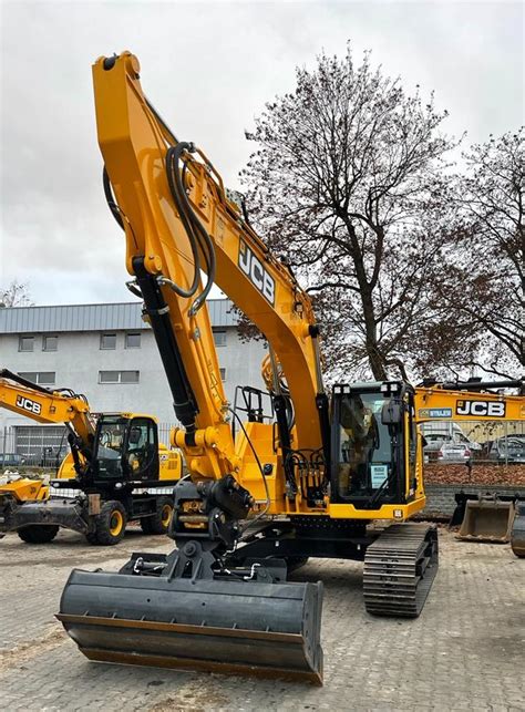 Porównanie koparki gąsienicowej i kołowej JCB