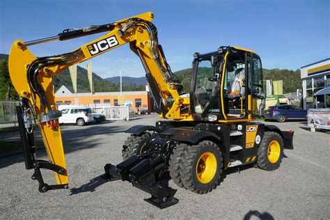 Zdjęcie koparki kołowej JCB 110W Hydradig w pracy