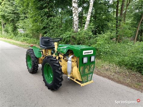 traktorek ogrodniczy wykonujący skręt