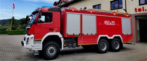 Volvo FMX z napędem na przednią oś na placu budowy