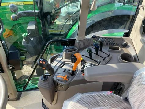 John Deere 6155M na polu w trakcie prac rolnych