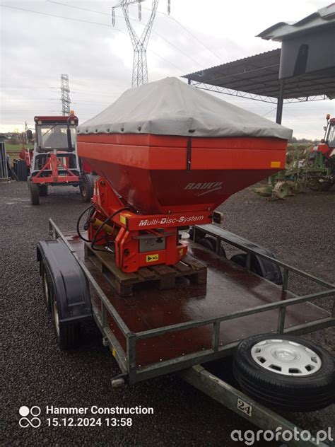 zdjęcie rozsiewacza nawozu Rauch z nadstawką w akcji