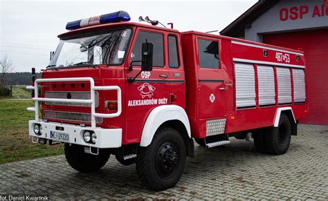 Średni samochód gaśniczy Jelcz 008 z motopompą.