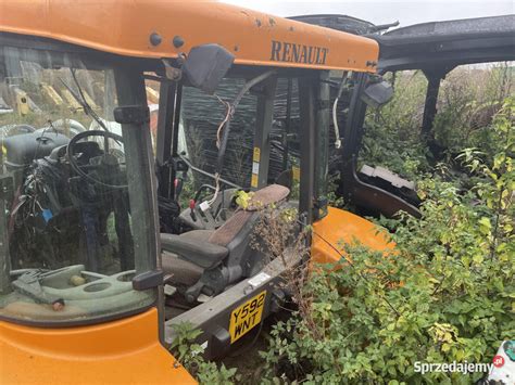 Widok tylnej części ciągnika Renault Ares z widocznymi błotnikami