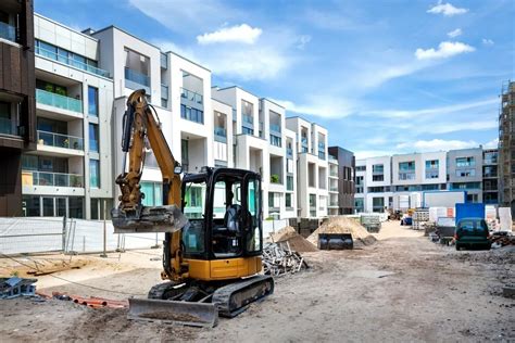 zdjęcie przedstawiające różne modele minikoparek Volvo pracujących na placu budowy