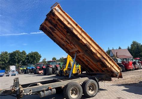 zdjęcie przyczepy wywrotki w akcji z widocznym ładunkiem