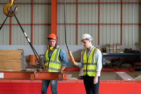 Photo of an operator demonstrating the handling of a hoist on a training ground