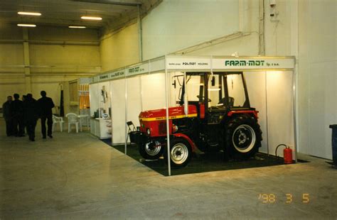 Zdjęcie ciągnika Farm-Mot 250D w czerwonych barwach