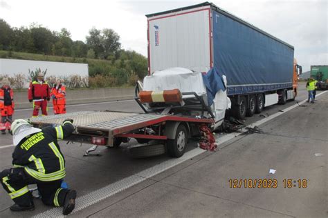 Zestaw pojazd-przyczepa na niemieckiej autostradzie