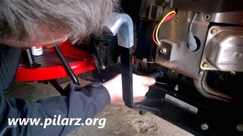 Lokalizacja korka spustowego oleju w silniku Briggs & Stratton