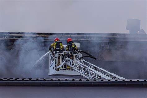 JCB Fastrac strażacki z żurawiem w akcji gaszenia pożaru w trudnym terenie