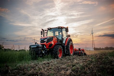 Zdjęcie ciągnika KIOTI HX z widoczną kabiną i osprzętem roboczym