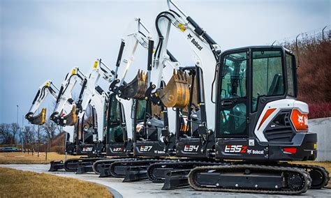 Infographic comparing key features of Bobcat R-series excavators (E26, E27z, E27, E34, E35z)