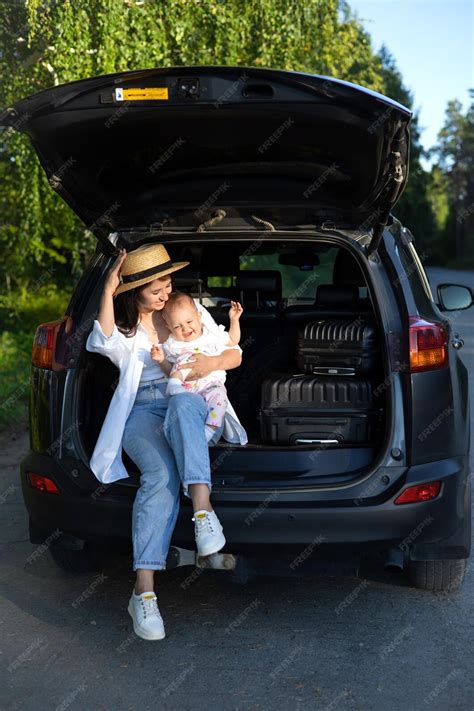 Zdjęcie jeździka traktorka Little Dutch z otwartym schowkiem i dzieckiem obok