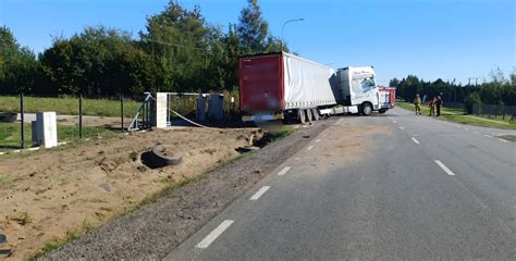 Zdarzenie drogowe z udziałem ciężarówki i samochodu osobowego na tle krajobrazu drogowego