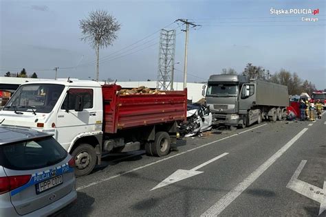 Fotografia z miejsca wypadku w Bydgoszczy przedstawiająca uszkodzone pojazdy i ciężarówkę