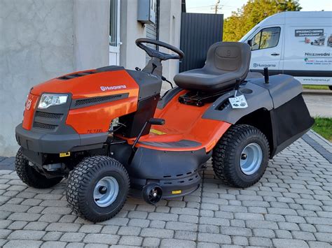 Zdjęcie przedstawiające traktorek kosiarkę Husqvarna LTH w ogrodzie