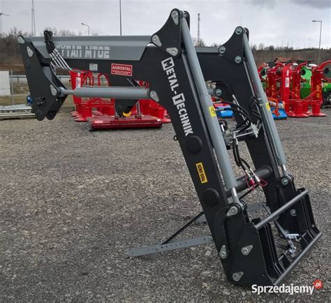 Zdjęcie ładowacza czołowego Metal-Technik MT02 zamontowanego na ciągniku podczas pracy