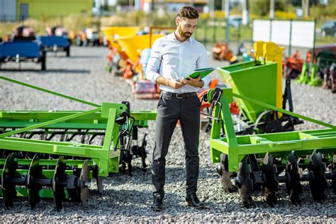 zdjęcie młodych rolników przy pracy z maszynami rolniczymi