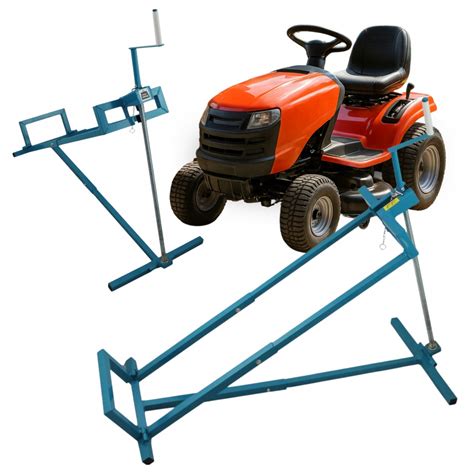 Grafika porównująca cechy traktorka kosiarki i skutera pod kątem zastosowania.