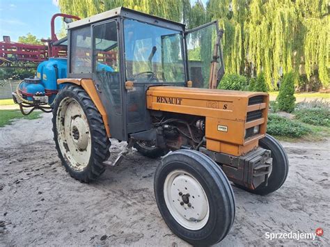 Renault 651S z widocznym pługiem