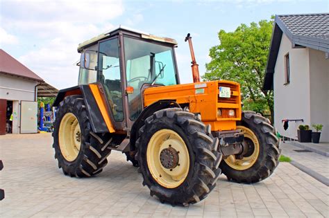 Zdjecie poglądowe ciągnika rolniczego Renault w polu