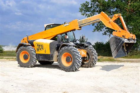 Ładowarka teleskopowa obrotowa JCB 555-260R w akcji