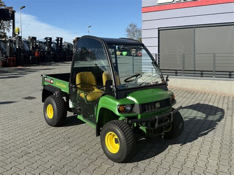 Pojazd terenowy z zablokowanym mechanizmem różnicowym pokonujący przeszkodę