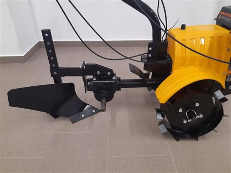 Kolaż zdjęć przedstawiający różne opcjonalne akcesoria do glebogryzarki Texas TX 612TG.