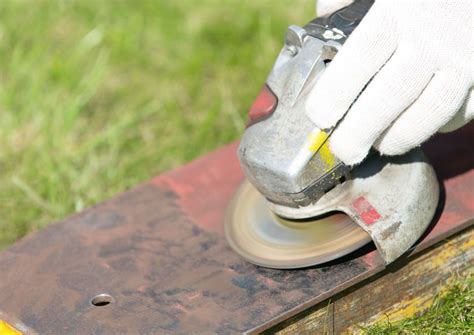 Przygotowanie powierzchni ciągnika do malowania: usuwanie starego lakieru i rdzy