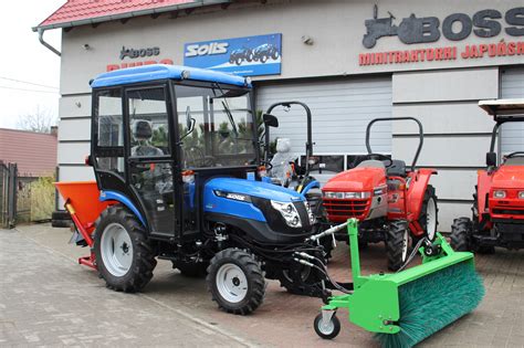 Zilustrowanie małego ciągnika rolniczego 4x4 z kabiną, pracującego w miejskim lub komunalnym środowisku