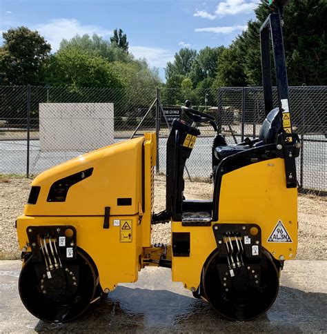 Infografika przedstawiająca schemat układu napędowego walca JCB VMT 160