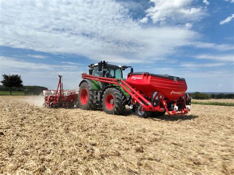 Siewnik zbożowy Kverneland w pracy na polu