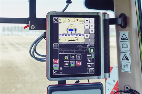 Zdjęcie terminala IsoMatch Tellus PRO w kabinie ciągnika
