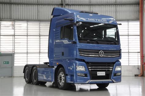 Ciągnik siodłowy Volkswagen Meteor Hybrid z trzema osiami
