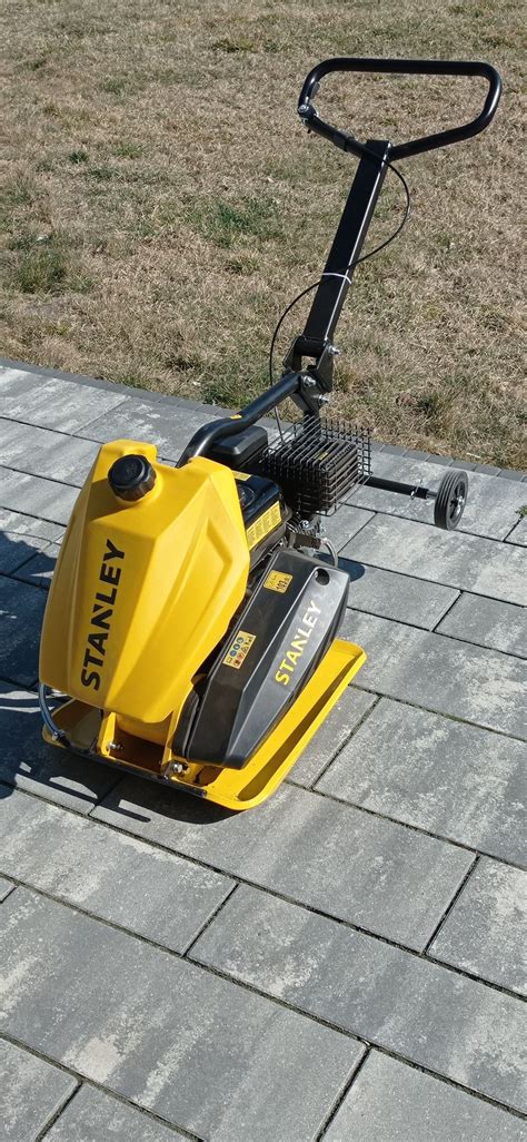 Zdjęcie zagęszczarki płytowej pracującej na budowie