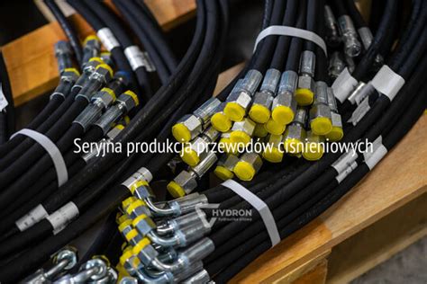 Zdjęcie różnych typów węży hydraulicznych do maszyn budowlanych New Holland