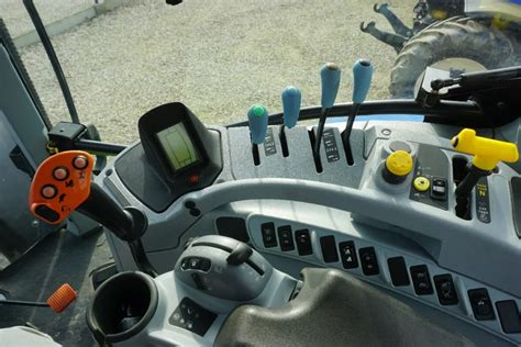 Joysticki sterujące w kabinie koparko-ładowarki New Holland
