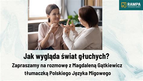Instruktor prowadzący szkolenie dla osób niedosłyszących z tłumaczem języka migowego