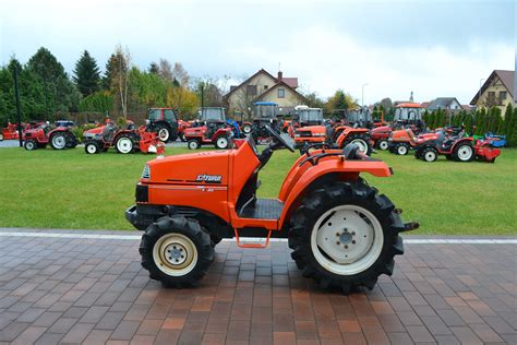 Japoński mini traktorek Kubota podczas prac w ogrodzie