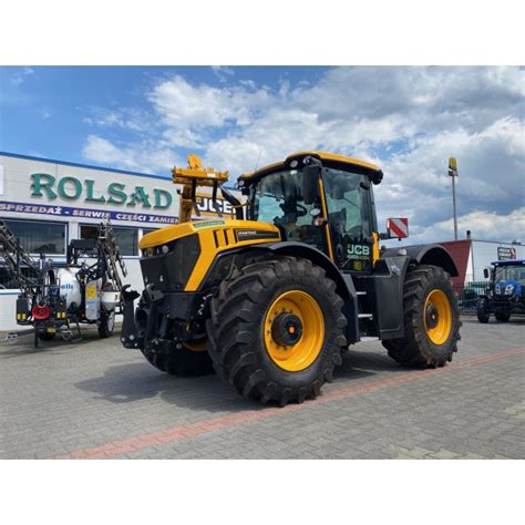 schemat porównujący tradycyjny ciągnik rolniczy z aerodynamicznymi modyfikacjami JCB Fastrac