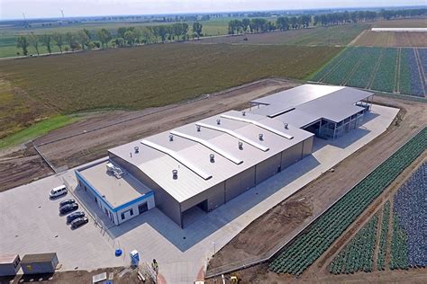 Widok ogólny nowoczesnej hali produkcyjnej firmy Bomet w Węgrowie
