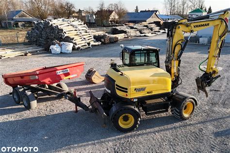 Zdjęcie przedstawiające koparkę kołową Yanmar B110W na placu budowy