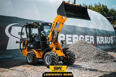 Zdjęcie miniładowarki z zamontowaną łyżko-krokodylem, pokazujące jej wszechstronność