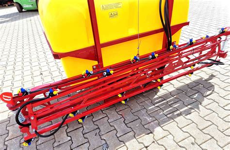 Zdjęcie opryskiwacza polowego marki Agro-Son w trakcie pracy