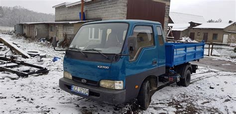 Kia K2700 wywrotka na tle placu budowy