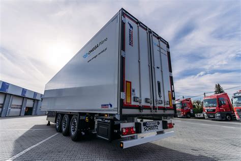 zdjęcie naczepy chłodni w transporcie