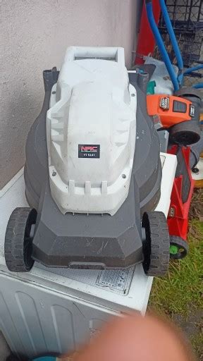 Zdjęcie kosiarki elektrycznej NAC LE14-33-PB-C w użyciu